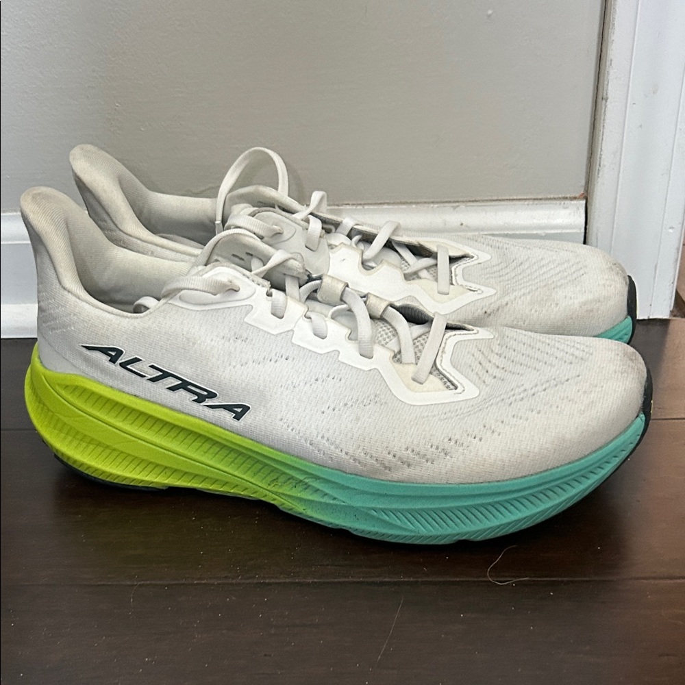 Men’s Altra Experience Flow 2 white/lime size 9.5 in good condition